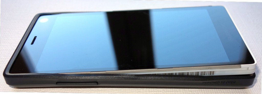 Im Test: Das Fairphone 2 steckt ab Werk in einem "Bumper", braucht also kein externe Schutzhülle.