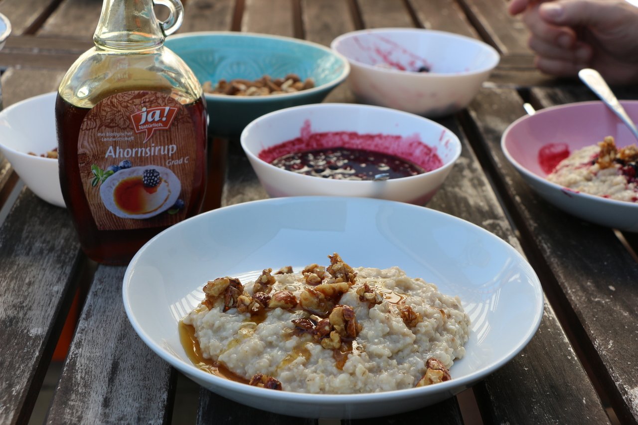 Egal ob mit Wasser, Milch oder pflanzlichen Alternativen, Porredge versüßt einem den Start in den Tag!