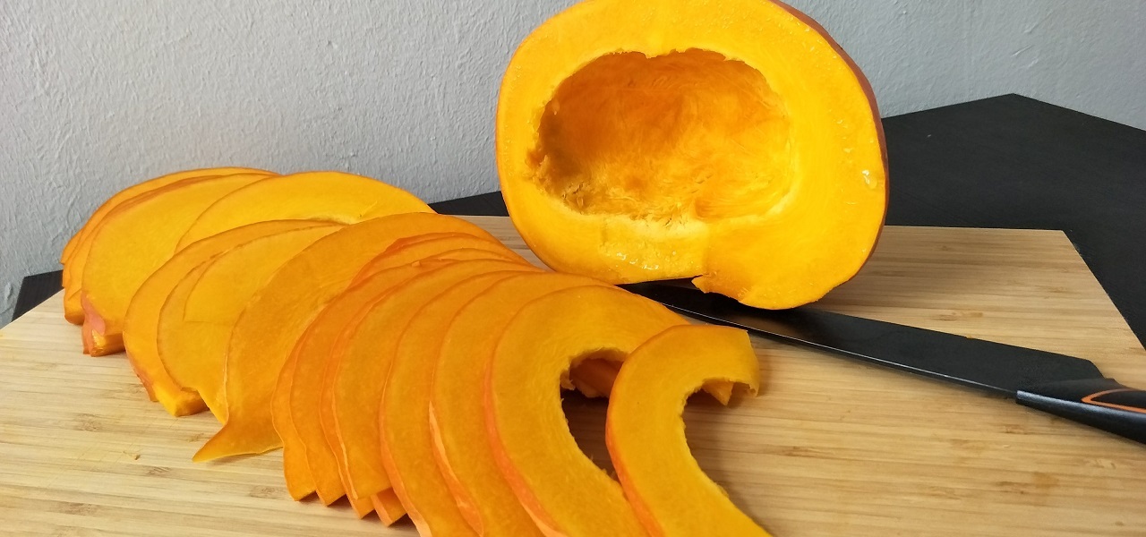 Kürbis kleinschneiden für die Kartoffel-Kür-Pfanne