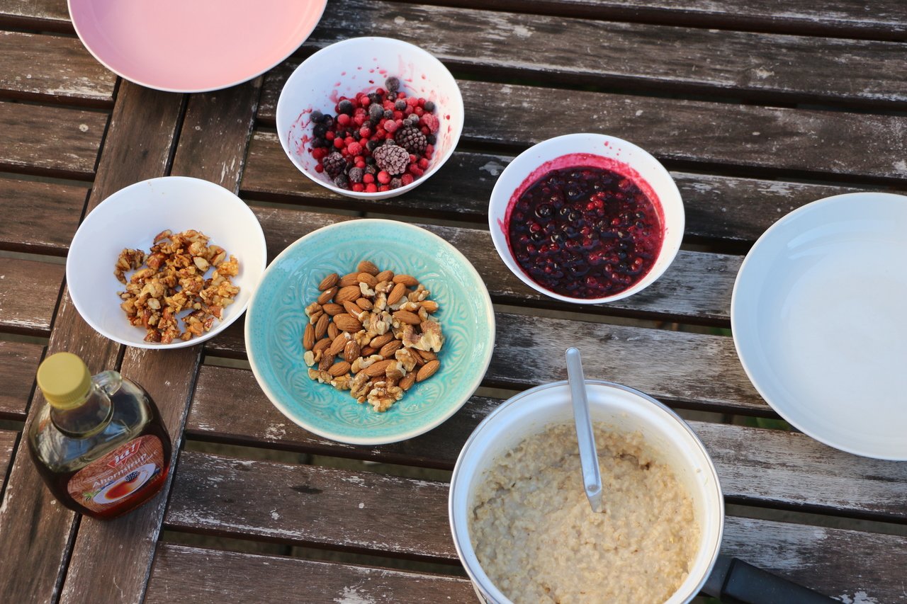 Porridge lässt sich aus vielen verschiedenen Getreidesorten und Flocken zubereiten und auch bei den Toppings sind der Phantasie keine Grenzen gesetzt.