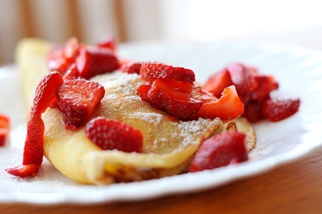 Vegane Pfannkuchen mit Erdbeeren