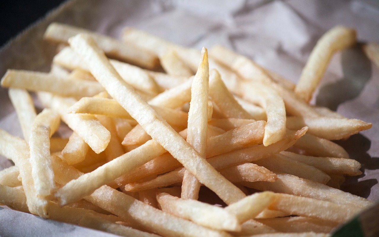 Chips, Pommes und Co.: Besonders Fast Food enthält viele Transfette.
