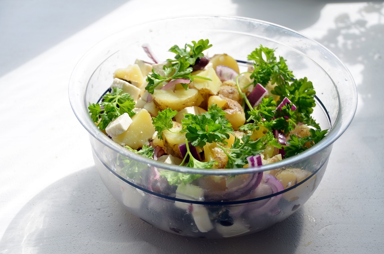 Festkochende Kartoffeln bleiben nach dem Kochen in Form, während mehligkochende Kartoffeln schnell zerfallen.