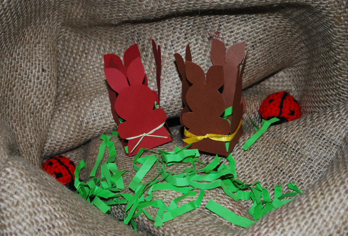 Die kleinen Osterhasennester eignen sich gut für kleine Geschenke oder als Tischdekoration.