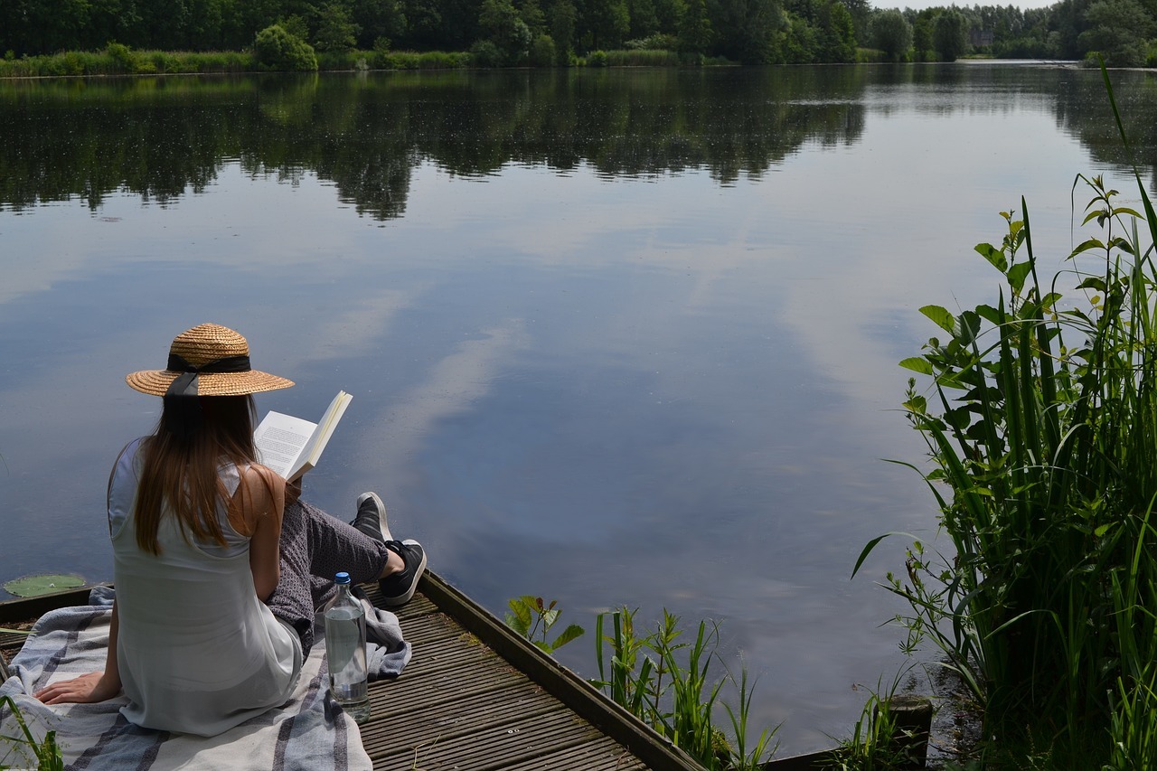Technikfreier Urlaub - z.B. mit einem guten Buch an einem einsamen See sitzen.