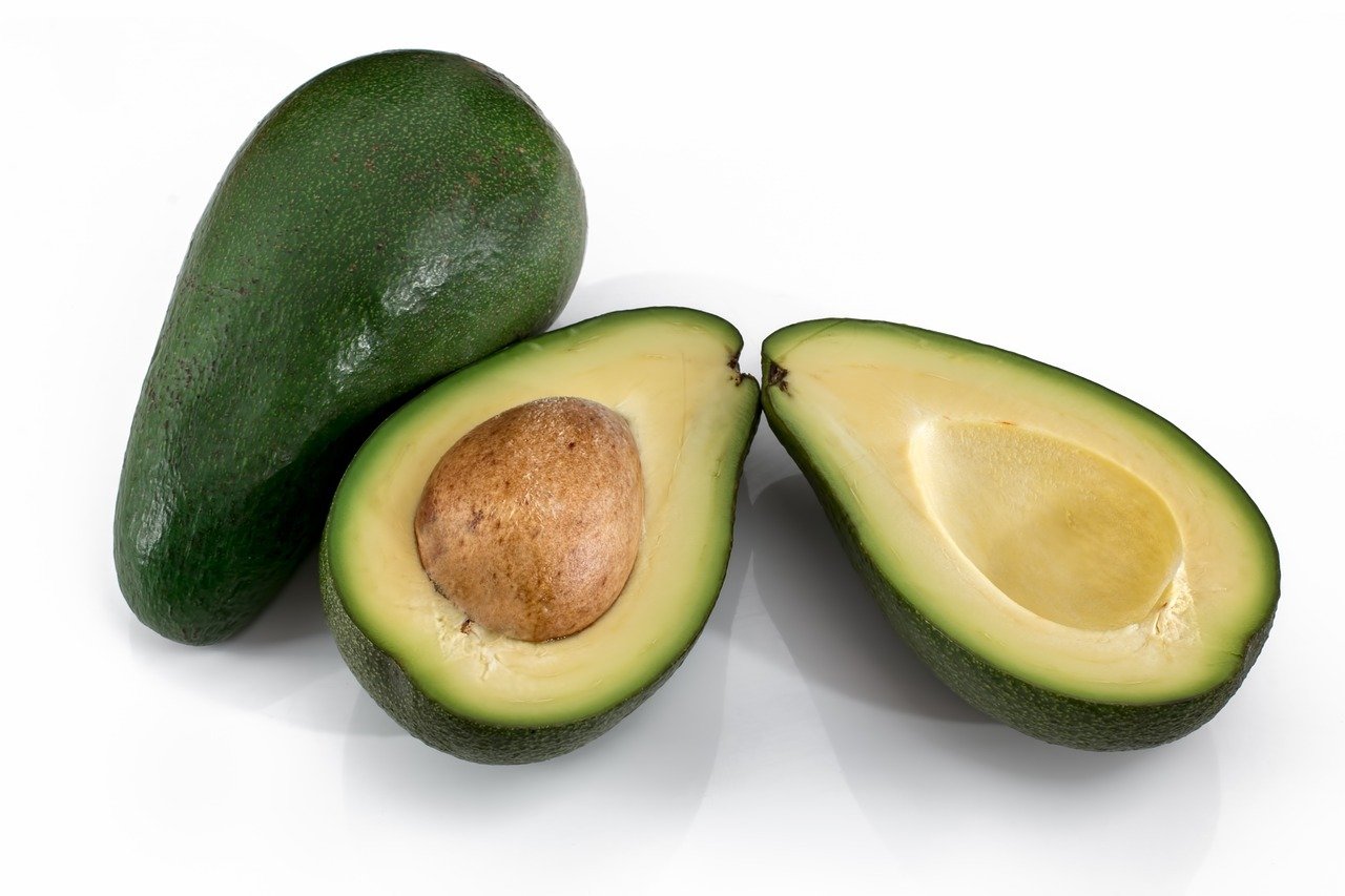 Avocados enthalten eines der gesündesten Fette und sind reich an ungesättigten Fettsäuren.