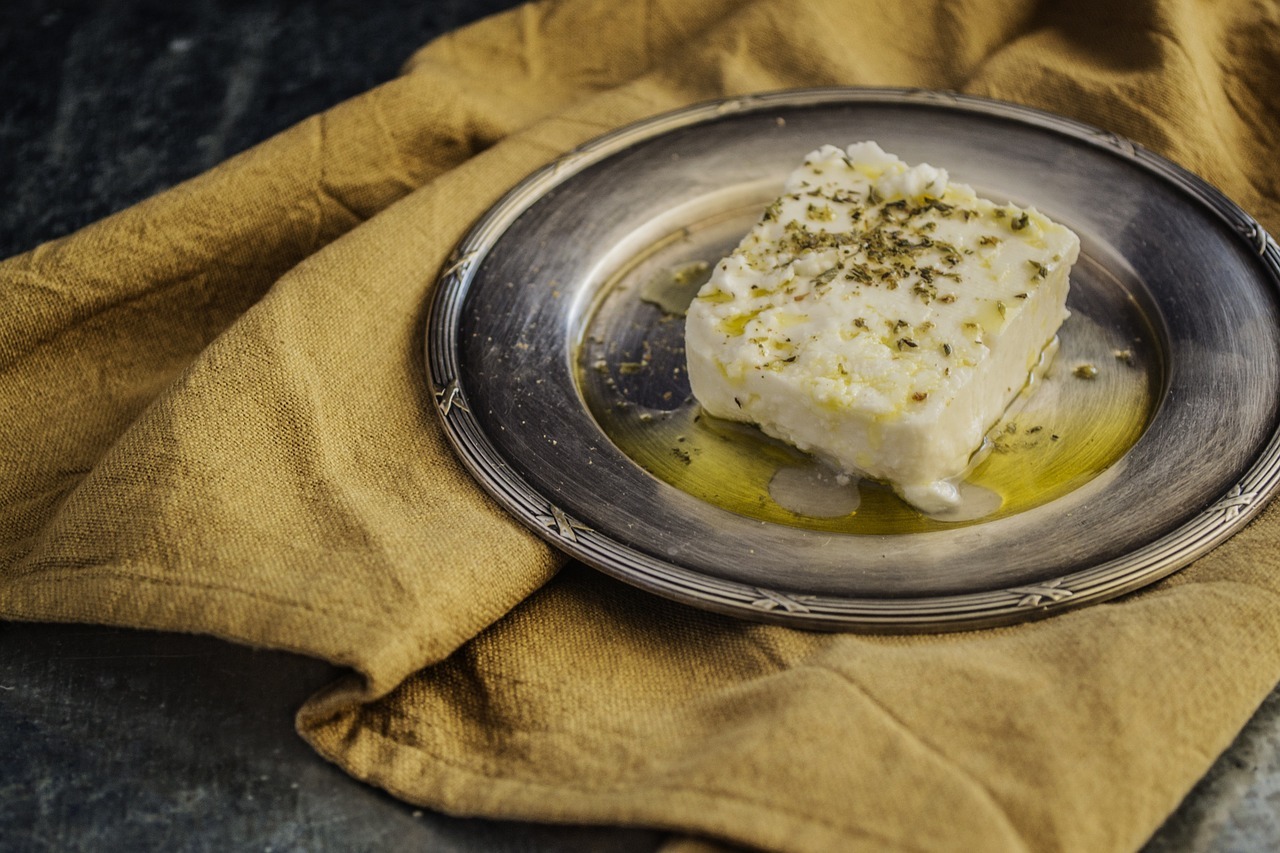 Die Grundzutat deiner Käsebällchen: Schafskäse.