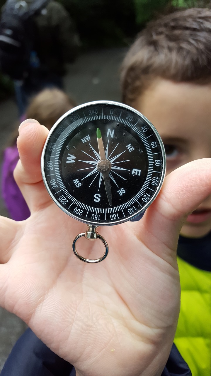 Mit einem Kompass ausgerüstet, fühlen sich die Kinder wie echte Schatzsucher.