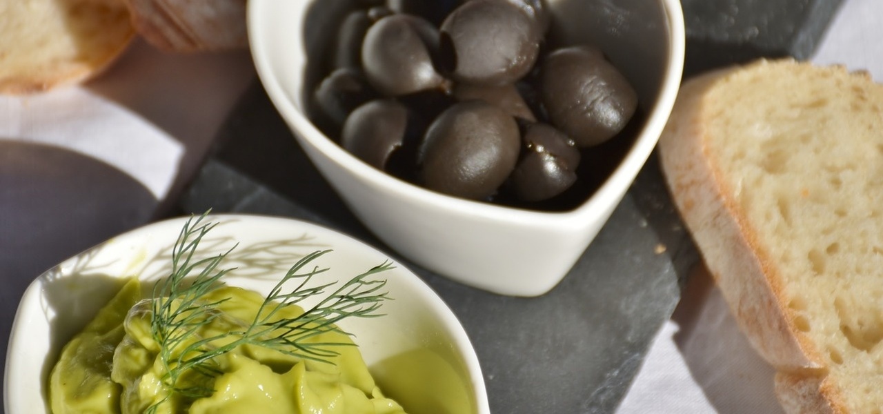 Olivenpaste: Einfaches Rezept mit schwarzen oder grünen Oliven - Utopia.de