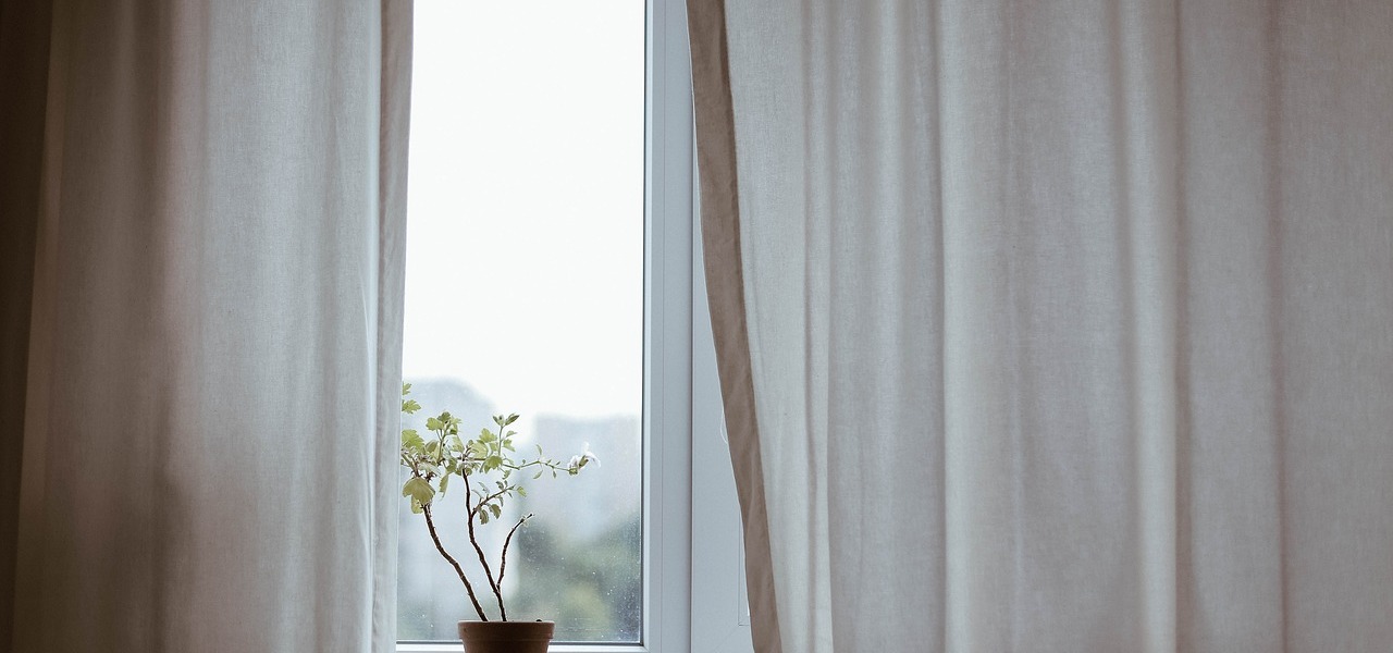 Fenster verdunkeln: So klappt es mit Rollo, Vorhang oder Folie