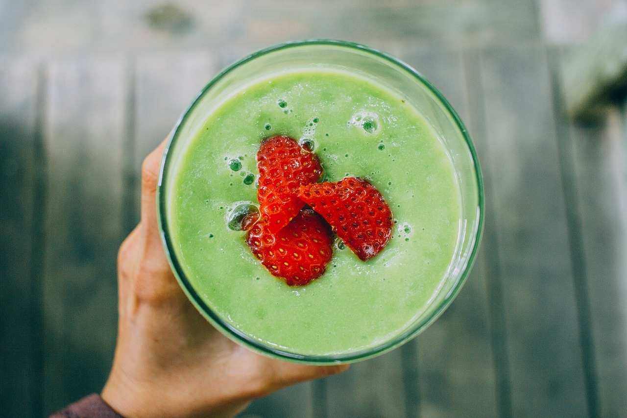 Spinat macht sich auch in grünen Smoothies hervorragend.