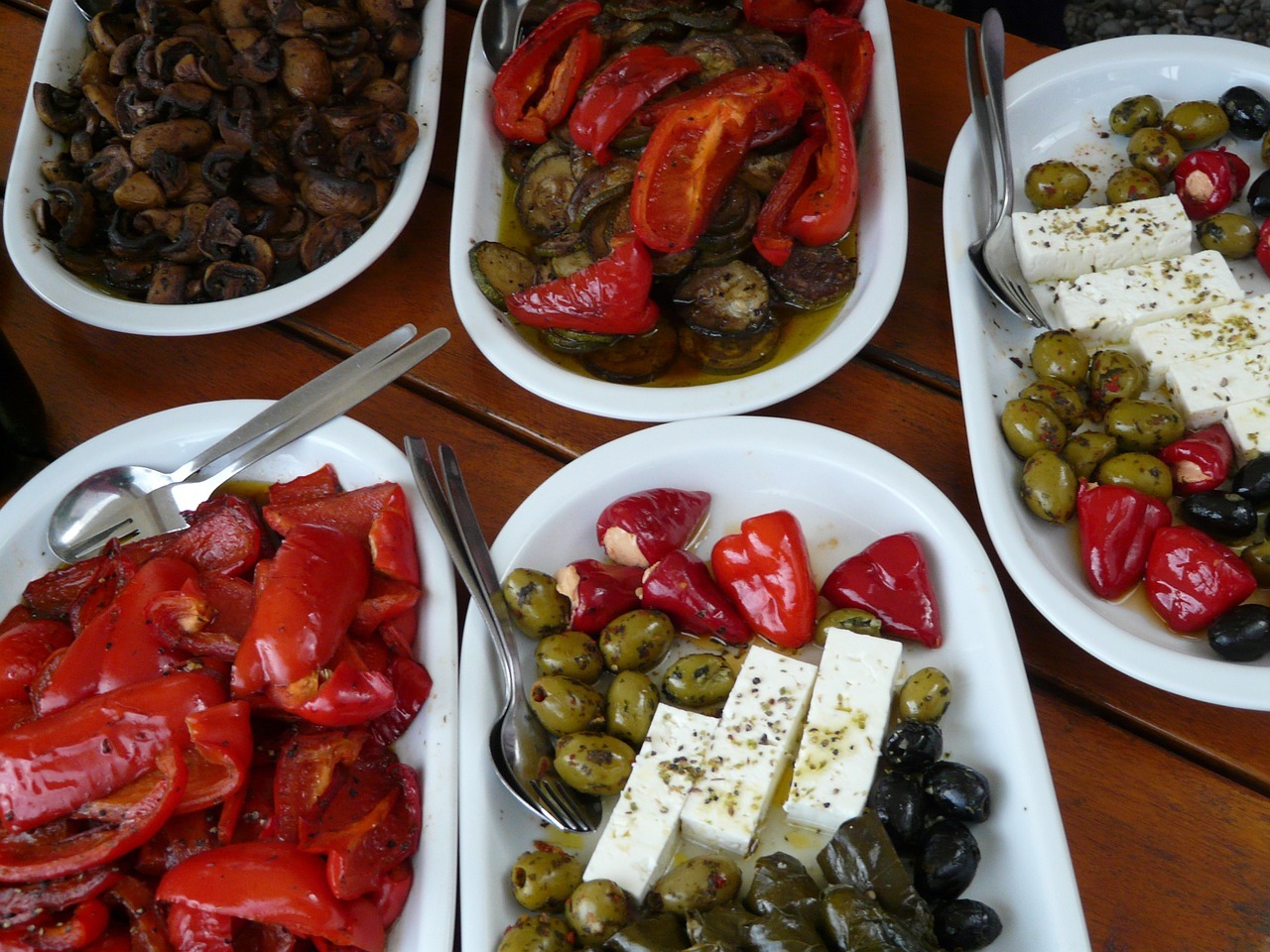 Eingelegte Paprika passt sehr gut zu Feta, Oliven oder Pilzen und kann auch mit diesen gemeinsam eingelegt werden.