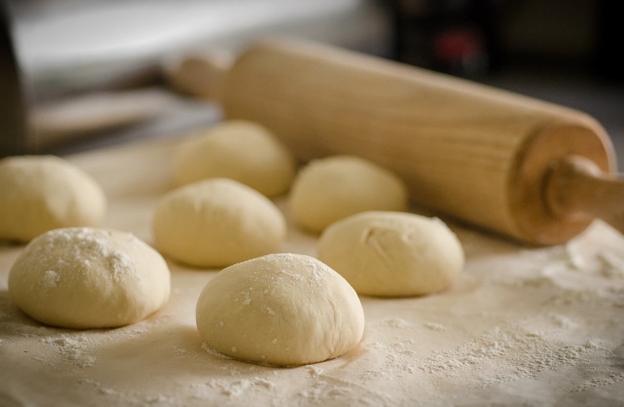 Aus übrig gebliebenem Pizzateig werden prima Frühstücksbrötchen.