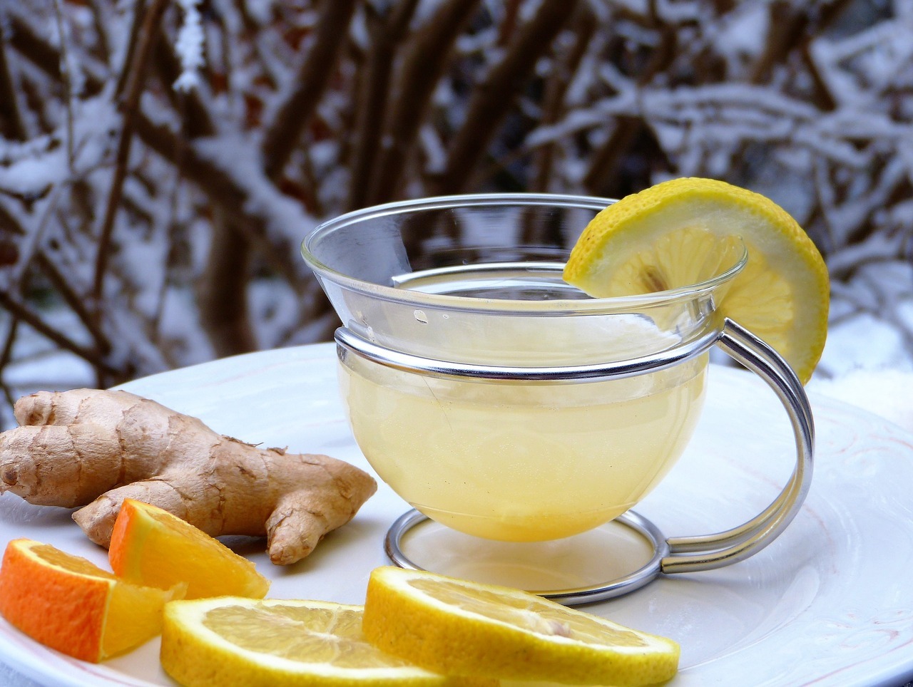 Eine Heiße Zitrone wärmt dich auf und versorgt dich mit ausreichend Vitamin C.