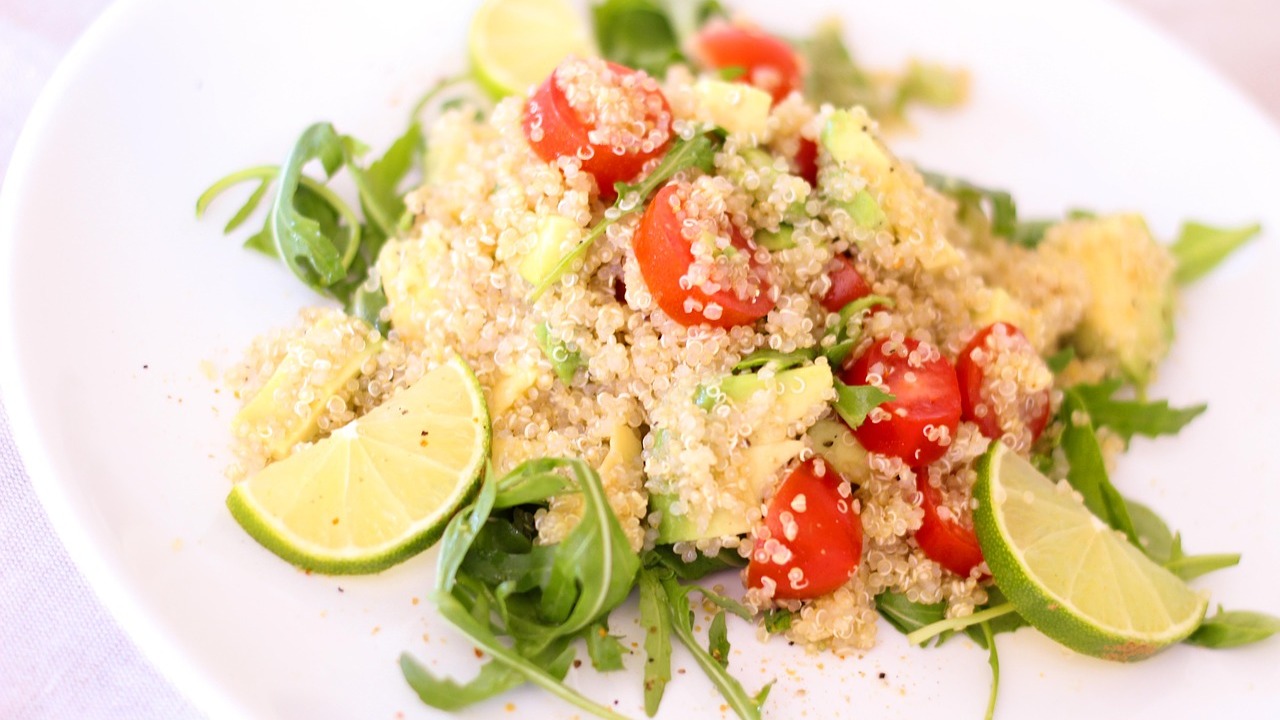 Quinoa Salat Einfaches Rezept Mit Leckeren Variationen Utopia De