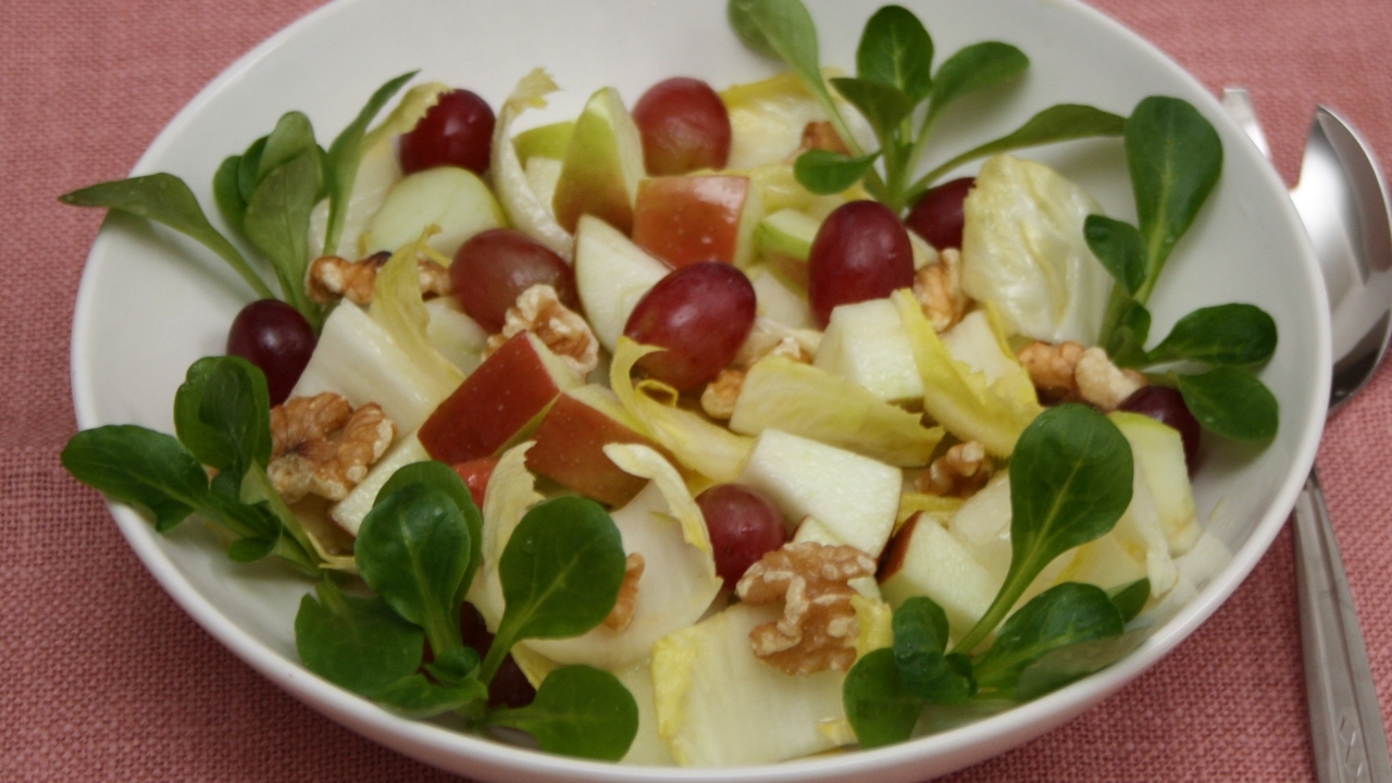 Chicoree-Salat: Rezept für den fruchtigen Wintersalat - Utopia.de