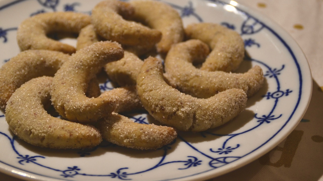 Vanillekipferl German Crescent Cookies The Delicious Crescent