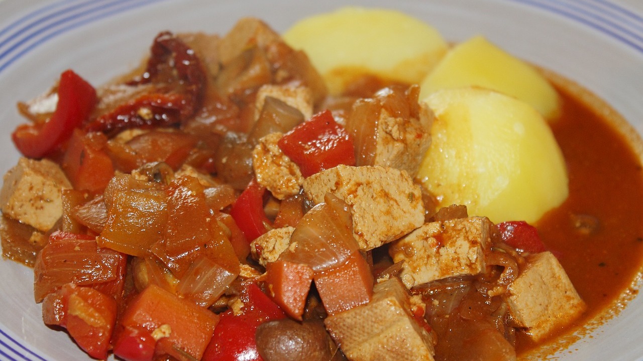 Veganes Gulasch Mit 7 Zutaten Ein Einfaches Rezept Utopia De