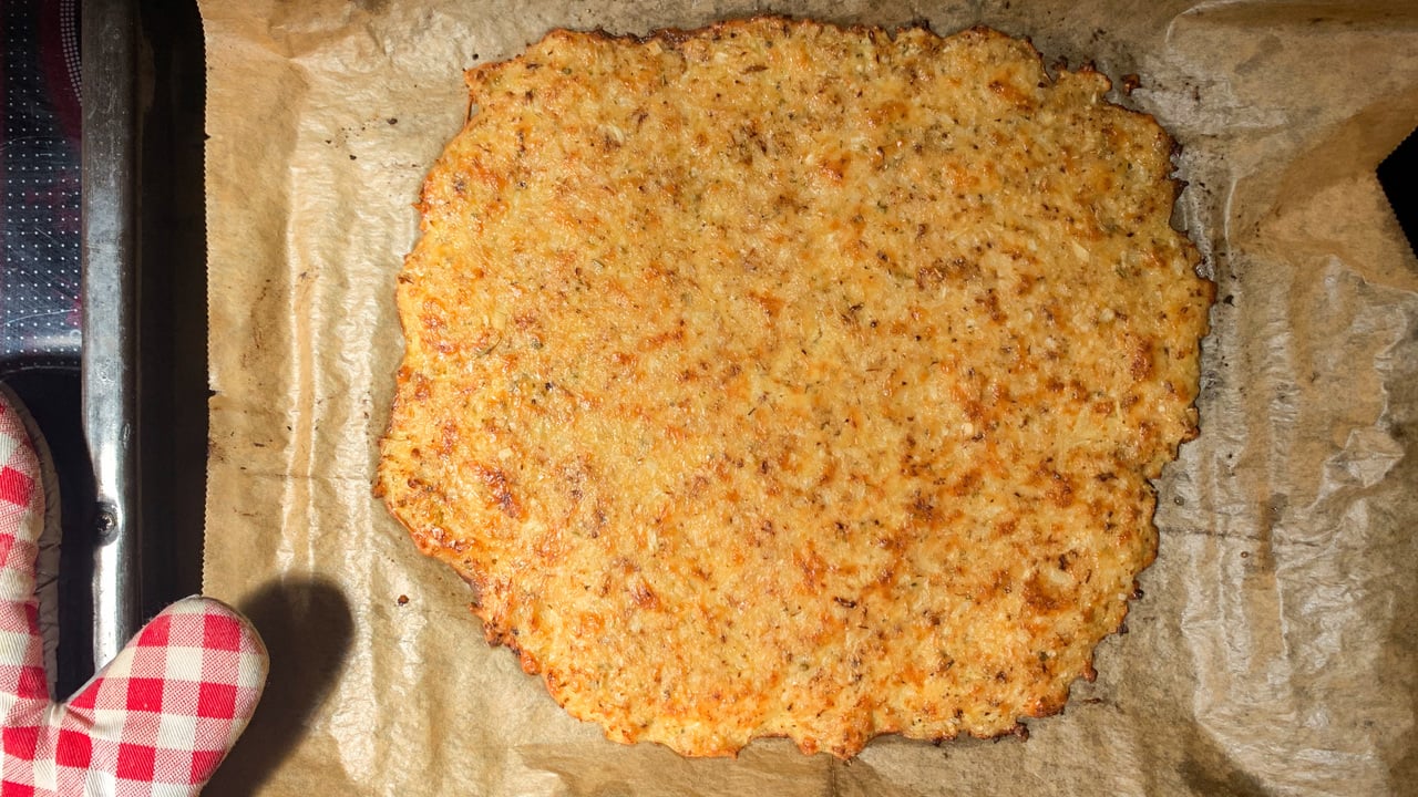 Blumenkohlpizza-Rezept-f-r-eine-besondere-Low-Carb-Pizza