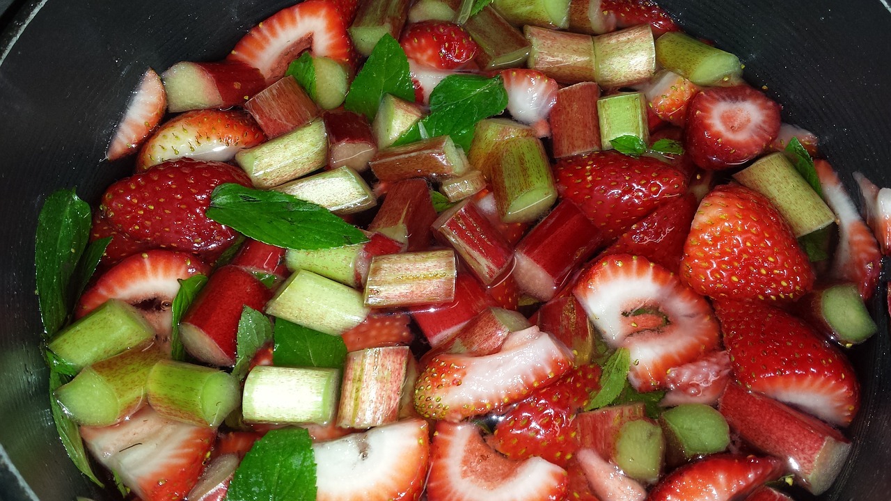 Erdbeer Rhabarber Marmelade Leckeres Rezept Zum Selbermachen Utopia De