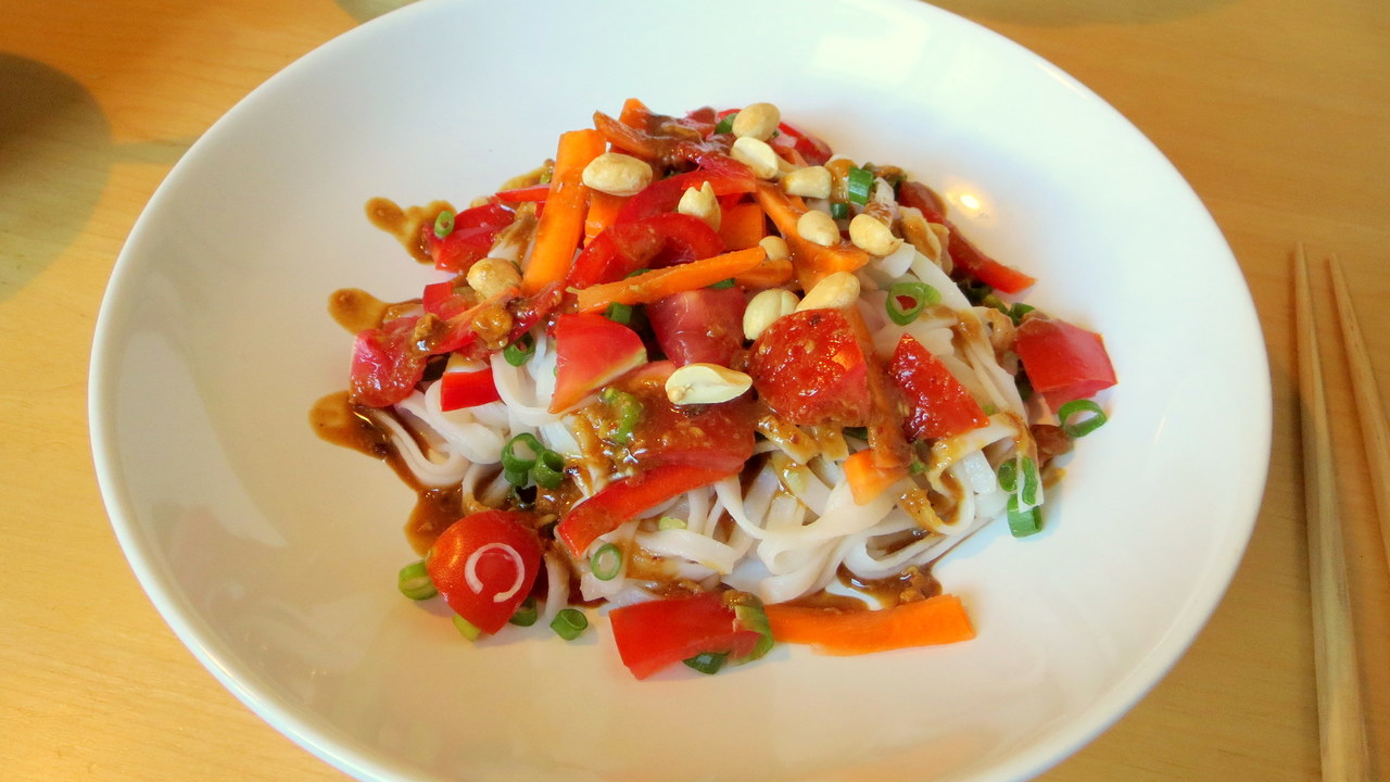 Thai-Salat: Rezept mit Reisnudeln und Gemüse - Utopia.de