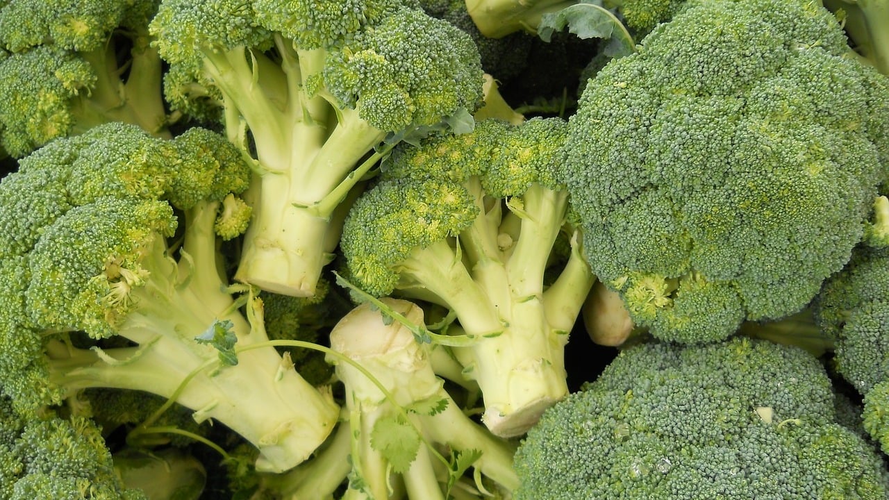 Strunk und verwerten Brokkoli: Foodwaste vermeiden