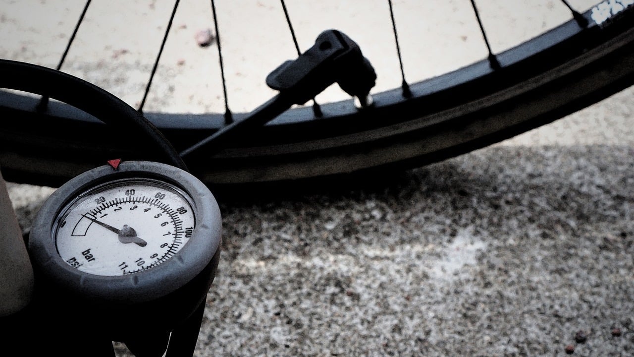 Fahrrad aufpumpen: Was du zu Ventilen, Pumpe und Luftdruck