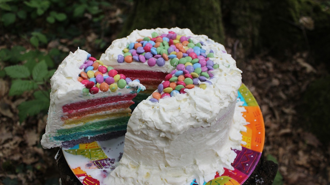 Regenbogenkuchen-Rezept: Einfacher als gedacht - Utopia.de