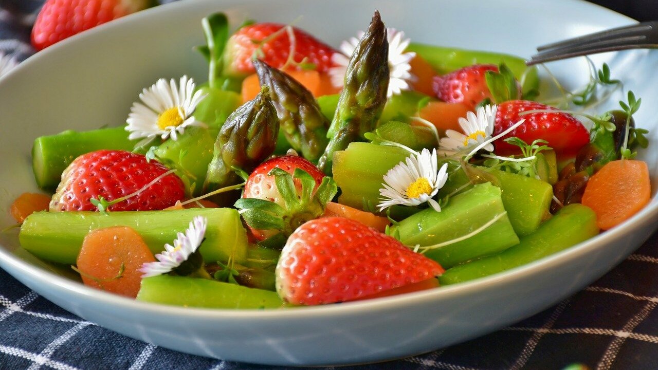 Spargel-Erdbeer-Salat: Veganes Rezept für den Frühling - Utopia.de