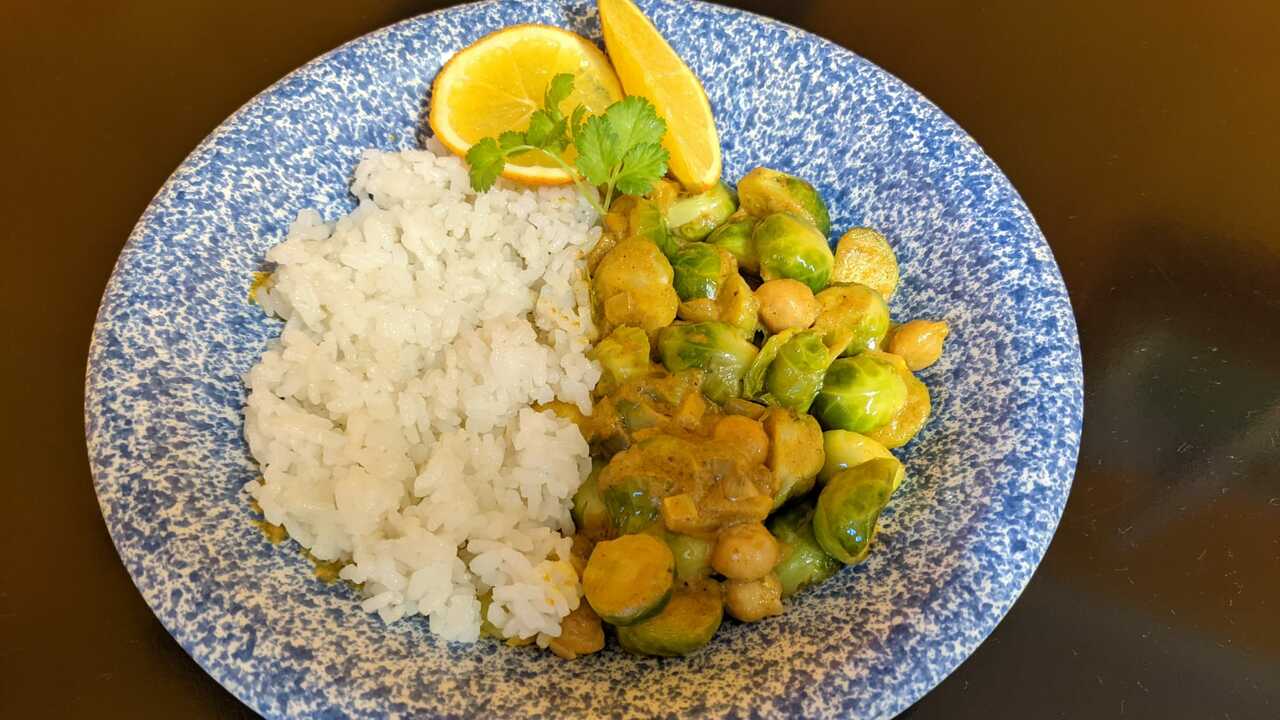 Rosenkohl-Curry: Das Wintergemüse kann auch scharf - Utopia.de