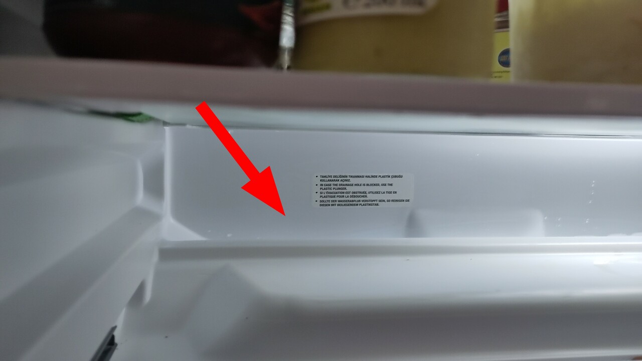 Wozu das kleine Loch im Kühlschrank da ist – und warum du es unbedingt regelmäßig reinigen solltest