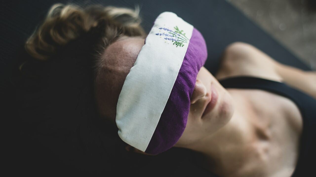 Auf-dem-Boden-schlafen-Das-macht-es-mit-deinem-R-cken