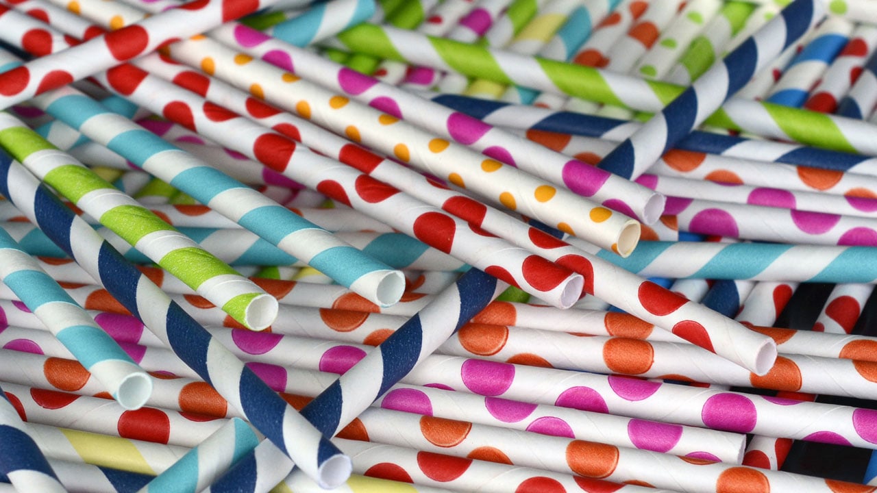 Trinkhalme aus Papier: Häufig mit Ewigkeitschemikalien belastet – Utopia.de