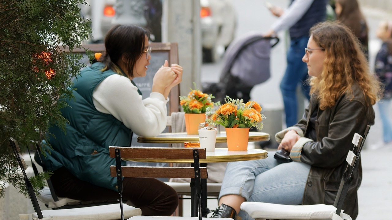 Dein Gegenüber redet zu viel: So stoppst du höflich den Redefluss