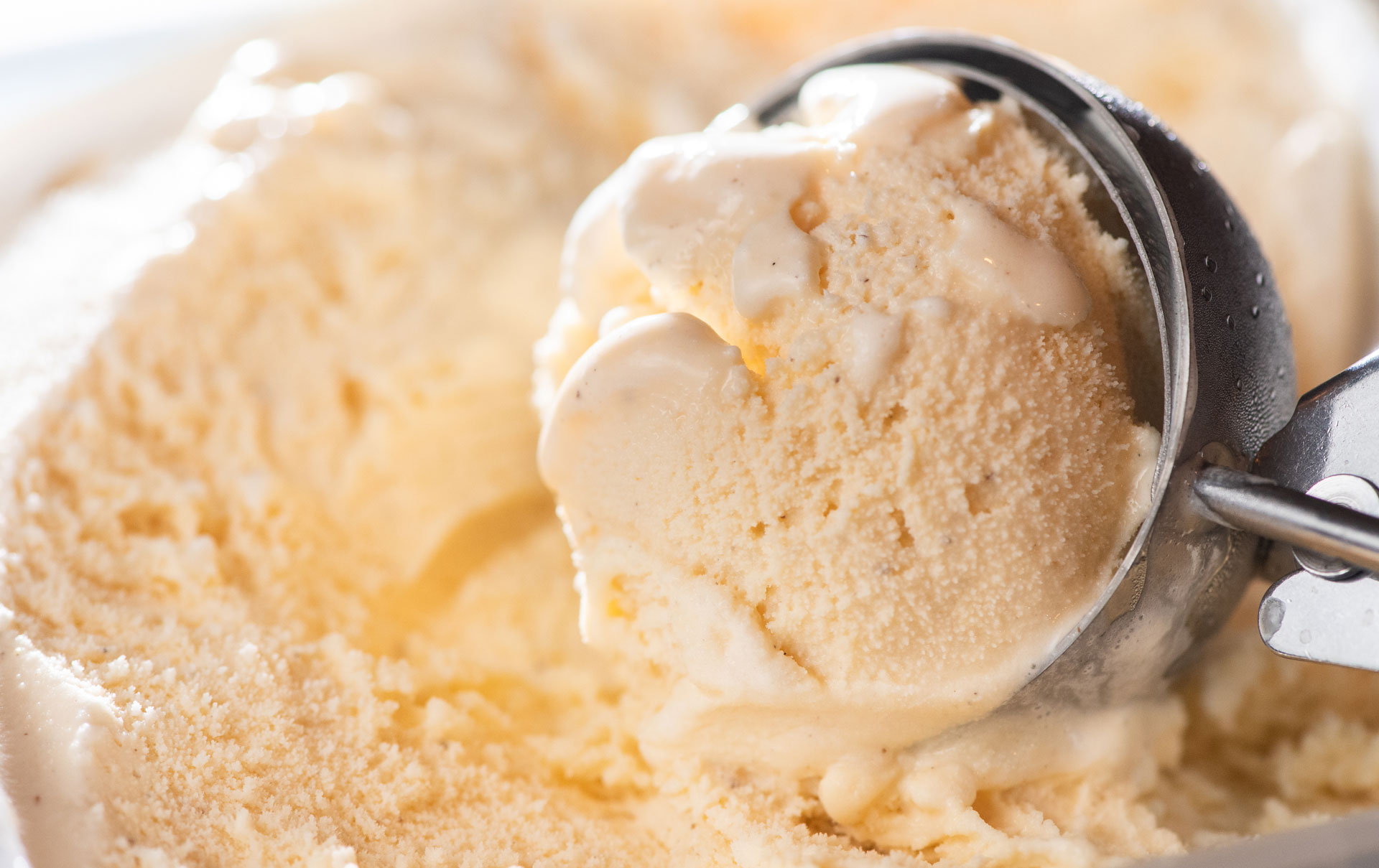 Nervige-Kristalle-auf-leckerer-Eiscreme-Mit-nur-einem-Handgriff-wirst-du-sie-los