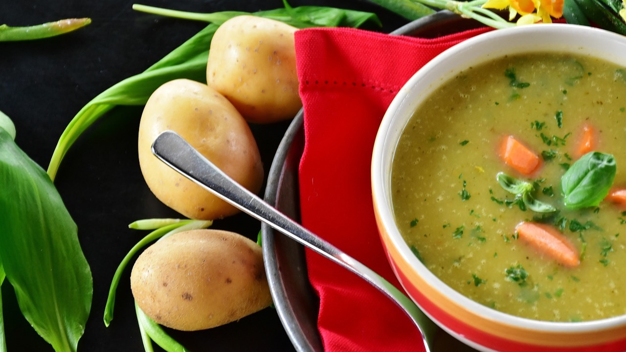 Kartoffelsuppe würzen: Was außer Salz und Pfeffer noch dazu gehört