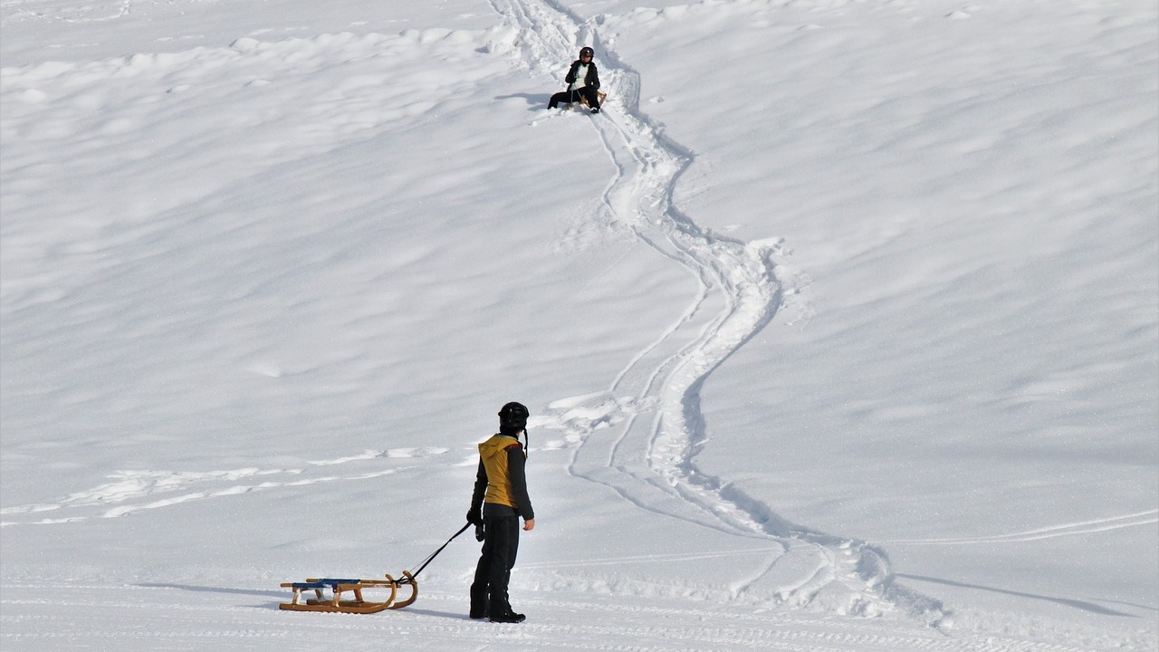 Schlitten richtig lenken: So klappt das Winterrodeln