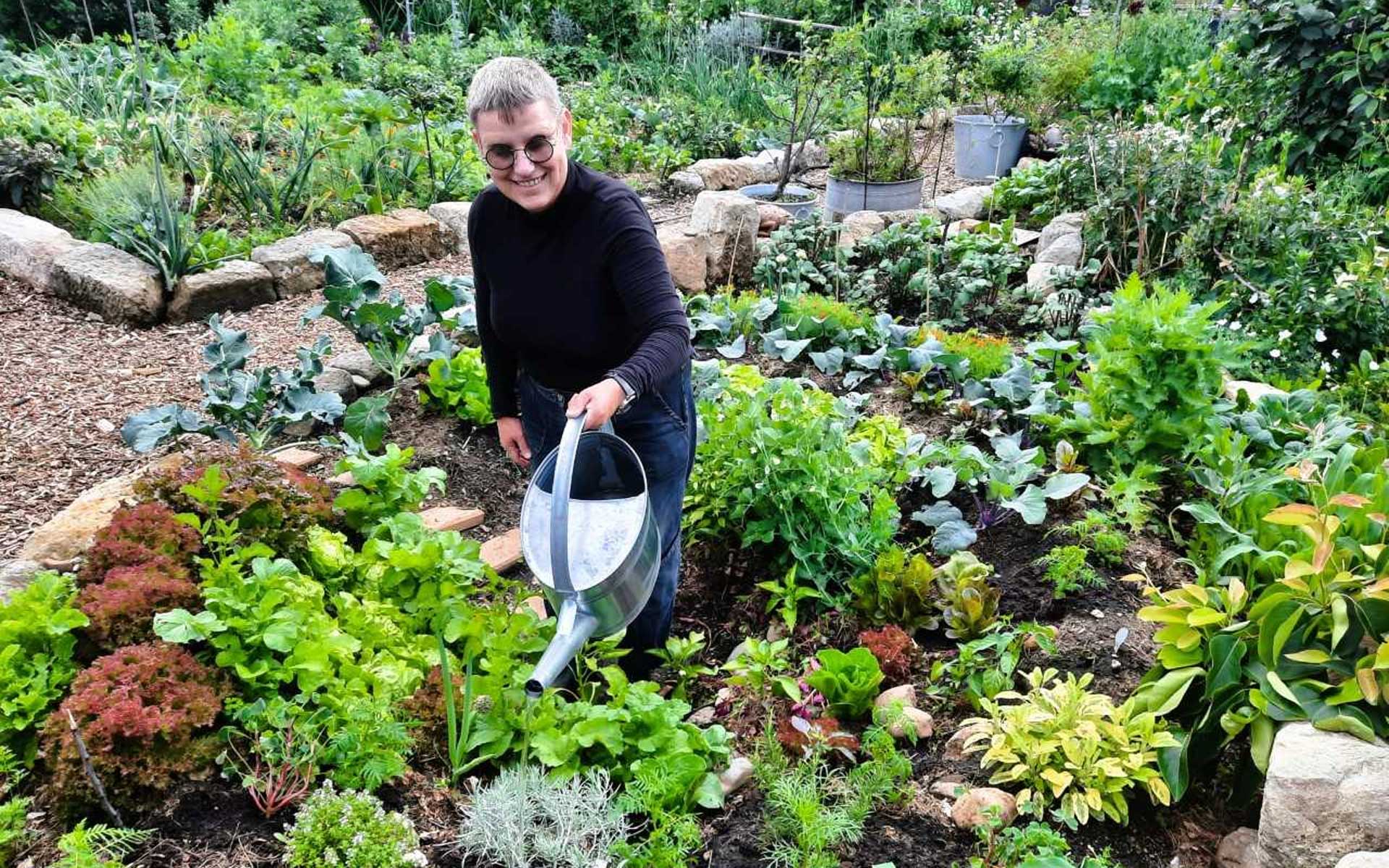 In 3 Schritten zum Kraterbeet: Garten-Tipp für den Klimawandel