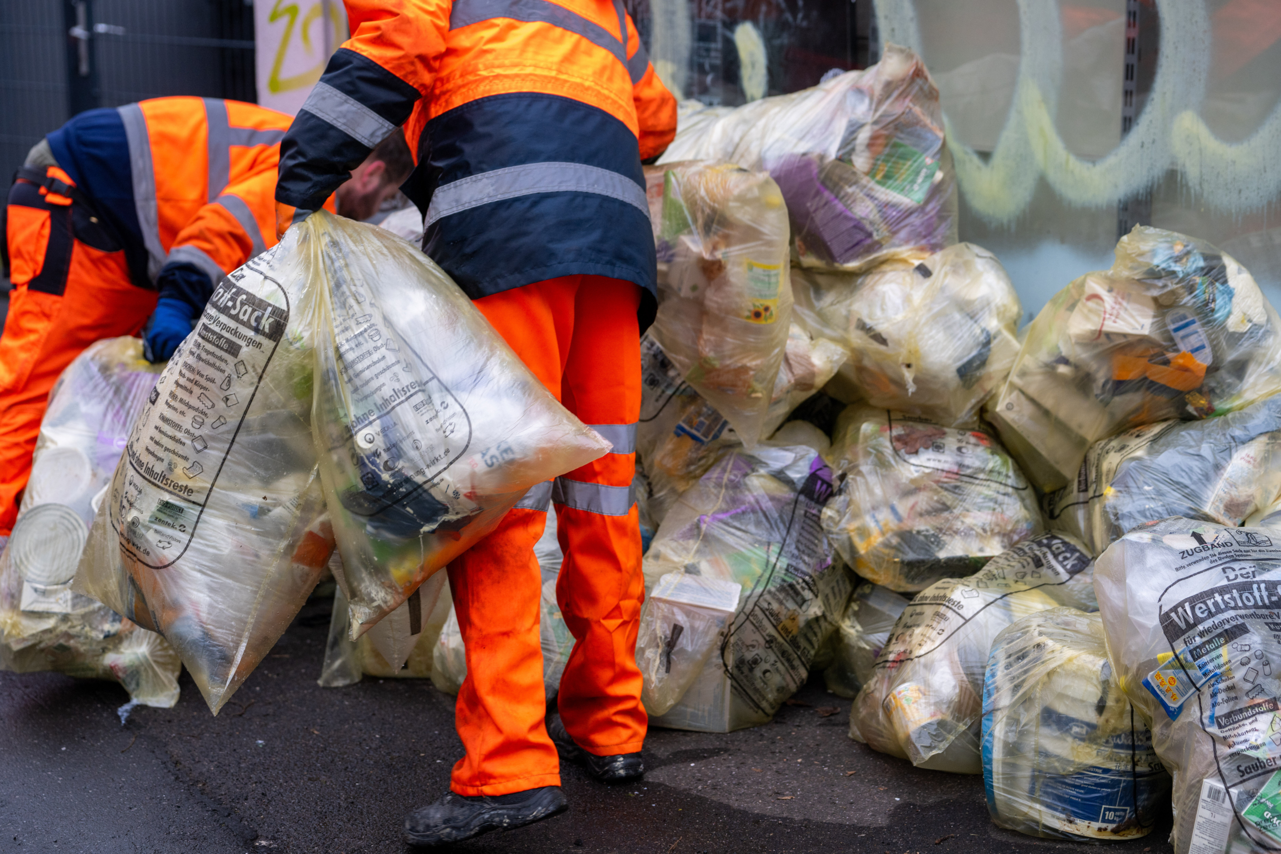 Deckel ab, Becher stapeln: Was viele bei der Gelben Tonne falsch machen