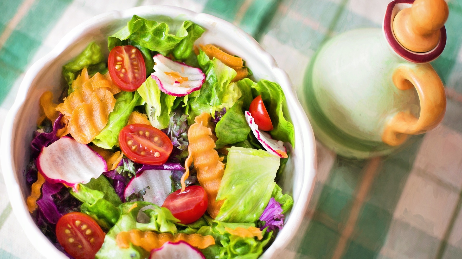 Salat zuerst oder zuletzt essen? Das solltest du wissen