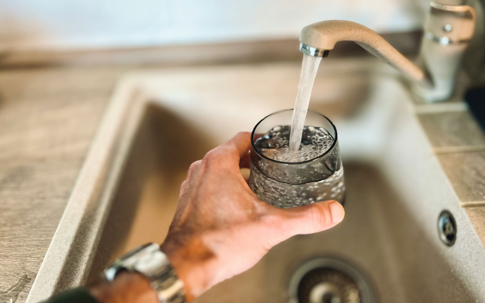 Leitungswasser trinken: 9 Fakten, die du unbedingt kennen solltest