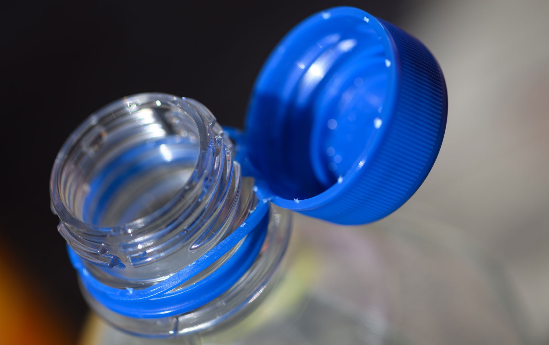 Ein-Jahr-Tethered-Caps-Nervige-Plastikplagen-oder-Retter-der-Umwelt-