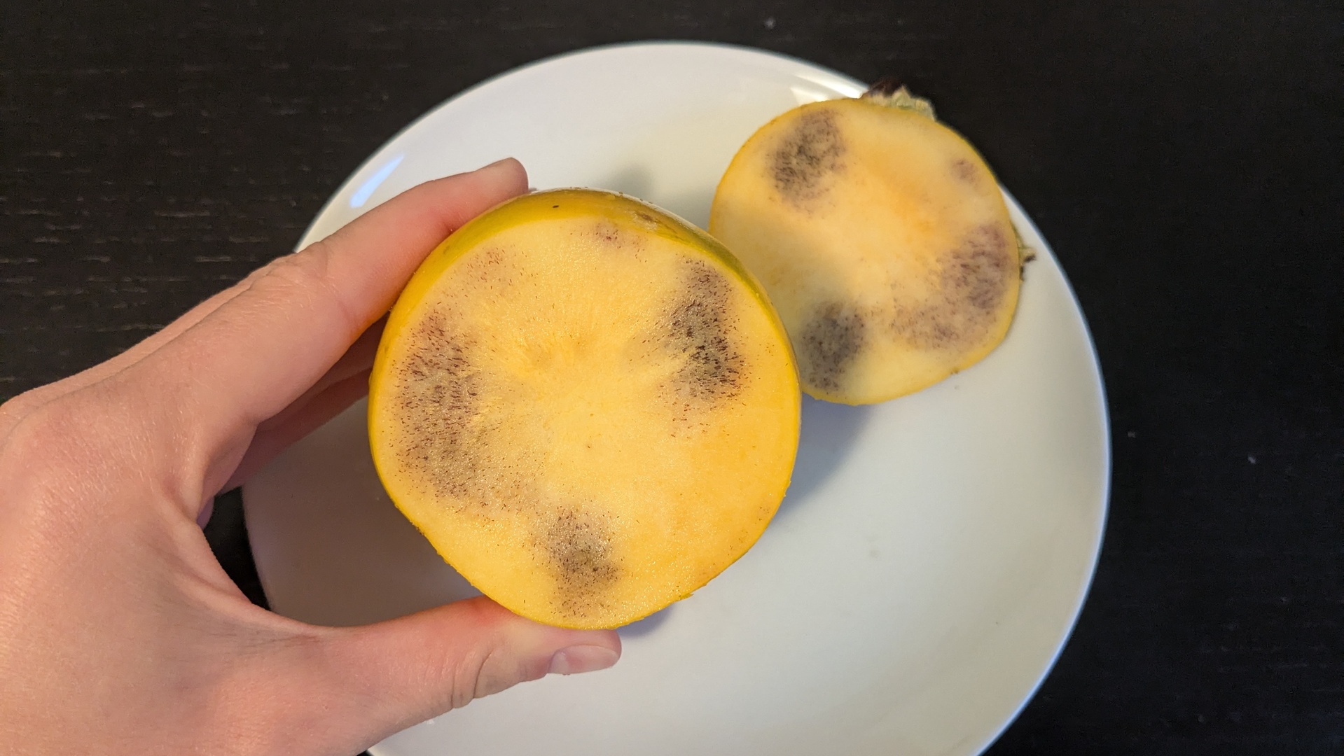 Dunkle-Flecken-in-der-Kaki-Ist-sie-noch-essbar-