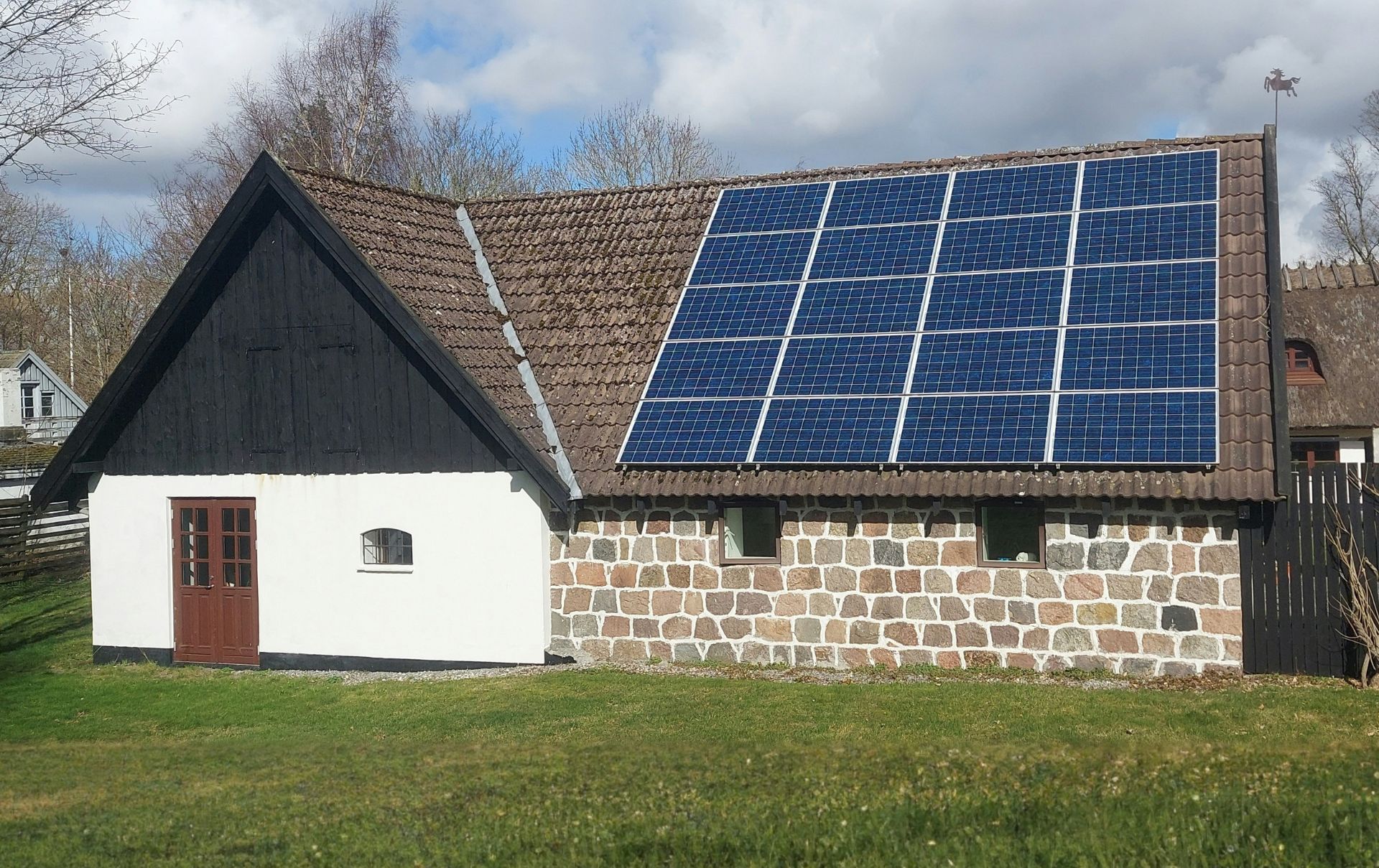 Balkonkraftwerk-und-PV-Anlage-So-bekommst-du-sie-trotz-Denkmalschutz