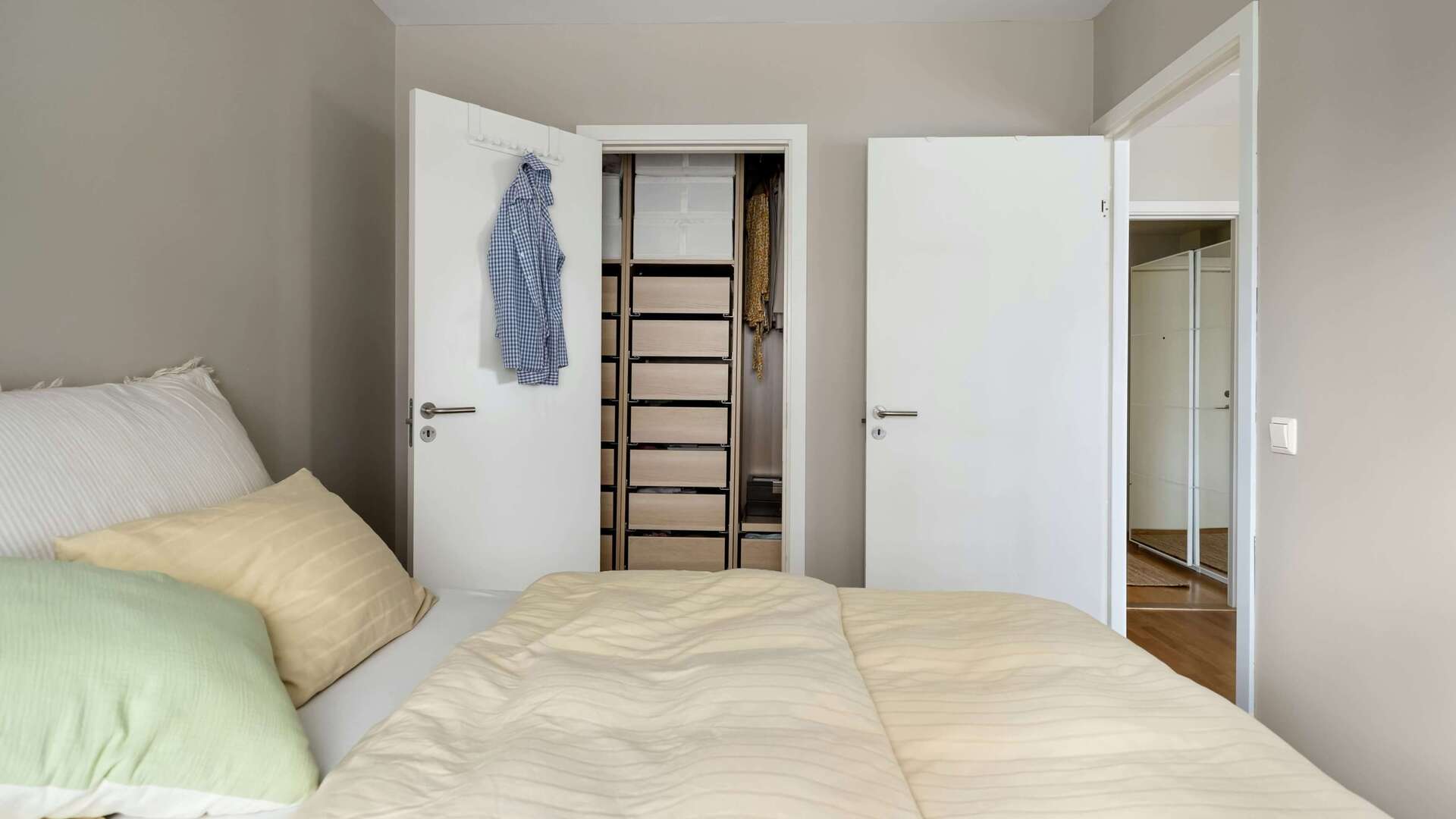 Aus-diesem-Grund-solltest-du-mit-geschlossener-Schlafzimmert-r-schlafen