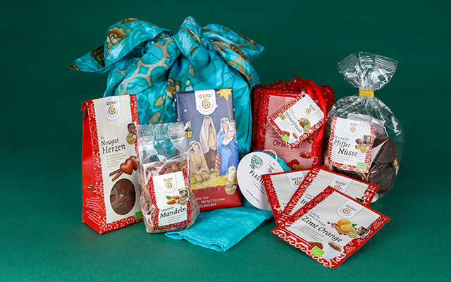 Weihnachts-Naschereien und zwei Geschenkverpackungen aus Stoff von GEPA