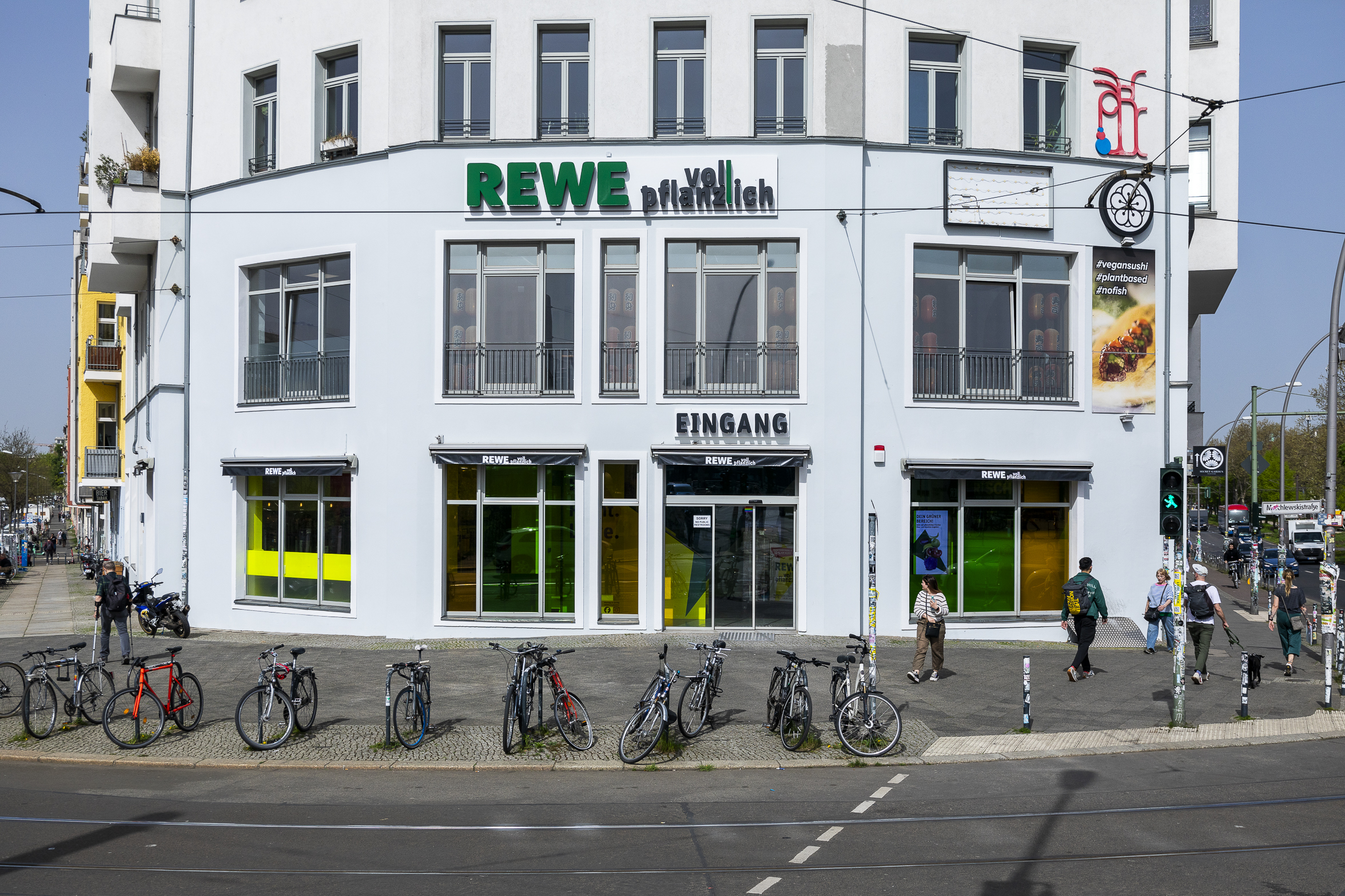 Der neue "REWE voll Pflanzlich" mit pflanzlichen Produkten in Berlin