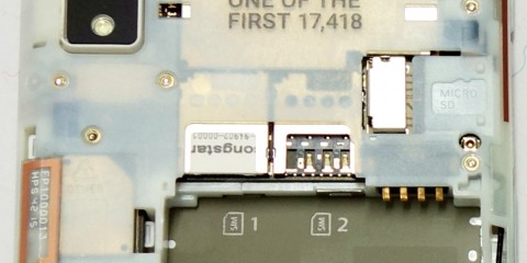 Das Fairphone 2 kann zwei Micro-SIM-Karten (1,2) und eine Micro-SD-Speicherkarte aufnehmen